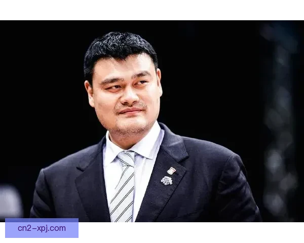 姚明现身米兰冬奥会街头闲逛引围观外国保镖开道护航市民争相合影
